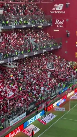 Una de mis pasiones es el fútbol y el día de hoy, acudí a mi lugar favorito a apoyar a los Diablos Rojos del Toluca, como lo hago desde hace veinte años ininterrumpidos.  En el estadio suena la canción de moda; la cumbia de los trapos. Aunque ese tema ya se escuchaba en los viajes con La Banda del Rojo por allá del año 2006. 👹👹 @Toluca FC  #OscarSámano #Futbol #RojoMiBuenAmigo
