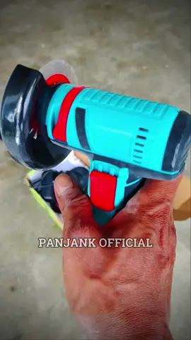 Electric Angle Grinder 12V 19500rpm ialah alat serbaguna yang wajib dimiliki untuk kerja pemotongan, pengisaran dan penggilapan. Dengan kelajuan luar biasa 19,500 RPM dan kuasa bateri 12V Li-ion, grinder ini memberikan prestasi maksimum tanpa perlu wayar. Saiznya yang kompak dan ringan memudahkan penggunaan di rumah atau di tapak projek. Sesuai untuk kerja DIY, bengkel, dan pembaikan kecil! Ciri utama: Kelajuan tinggi 19500 RPM Bateri boleh cas 12V Li-ion Reka bentuk ringan dan mudah alih Sesuai untuk logam, kayu dan pelbagai permukaan #grinder12v #alatDIY #mesinpotong #kerjatangan 