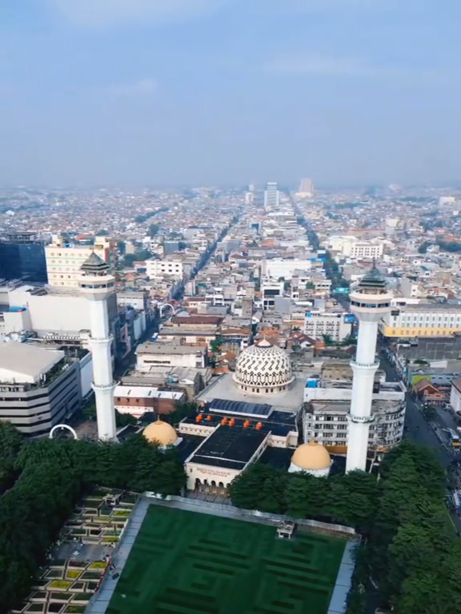 🔘 Bandung, Jawa Barat Bandung merupakan kota terbesar ke 3 di Indonesia, berdiri sejak 25 September 1810. Bandung memiliki luas wilayah 167,31 km² dengan jumlah penduduk sebanyak 2.591.763 Jiwa (2024). 📷 video by Alivrahmatul #bandung #kotabandung #bandungcity #jawabarat #Indonesia #explorebandung #viewbandung #skyscraperscity #penikmatkota #fypシ゚ #fyp 
