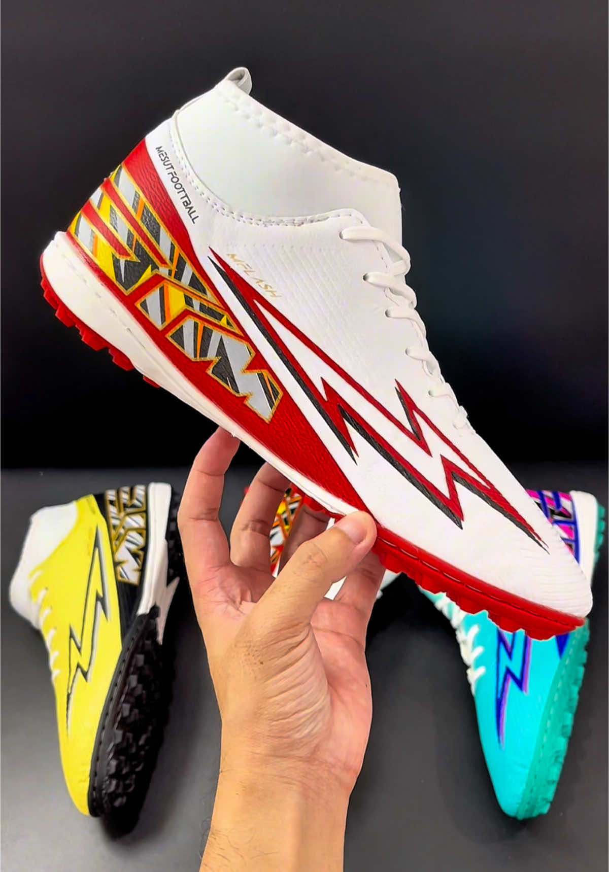 Giày đá bóng cổ cao Mesut Flash #BóngĐá #Football #giàyđábanh #reviewgiaydabanh #giàyđábóng #giaydabong #reviewgiaydabong #tiktokbongda #sannhocoden1511