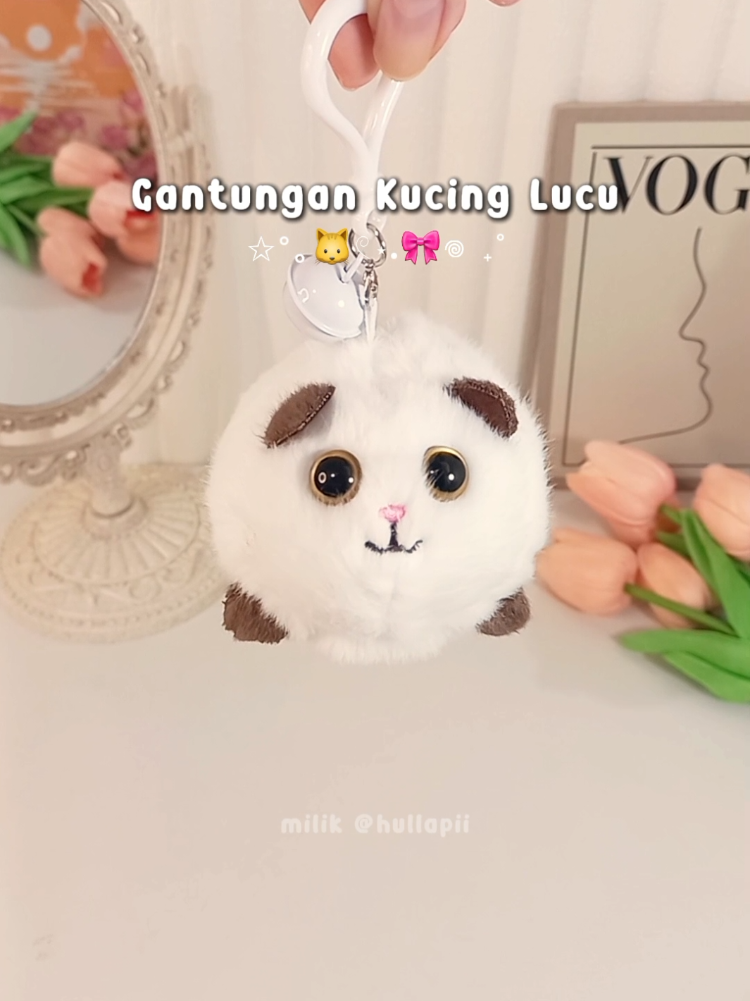 gantungan tas kucing gemes bangettt, ekornya bisa goyang terus bisa bunyiii💖✨️ #gantungankunci #ganci #bagcharm #gantungantas #keychain #bagcharmlucu #bagcharmbunyi #gantungankunciviral #gantunganboneka #baranglucu #barangunik #bagcharms #gancilucu #gantungankuncilucu #kucing 