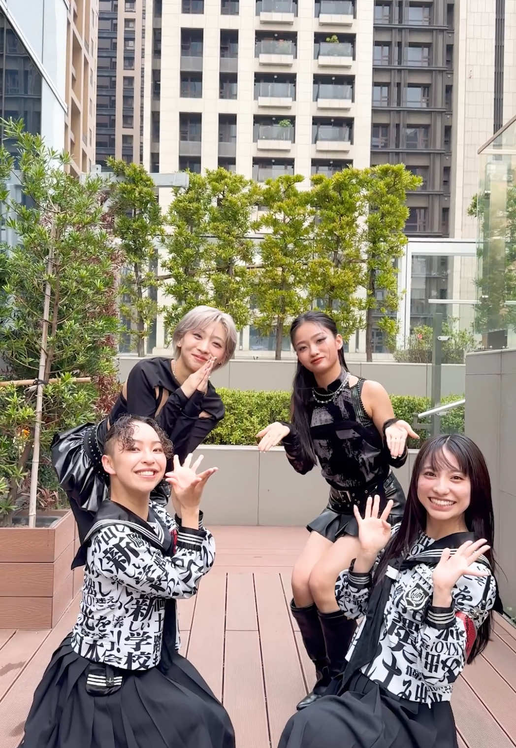 ROSE🌹🤍 with 新しい学校のリーダーズ RIN & KANON @RIN @KANON  @新しい学校のリーダーズ ATARASHII GAKKO!  #新しい学校のリーダーズ #RIN #KANON #CENTRAL_FEST #HANA #ROSE #JISOO #YURI