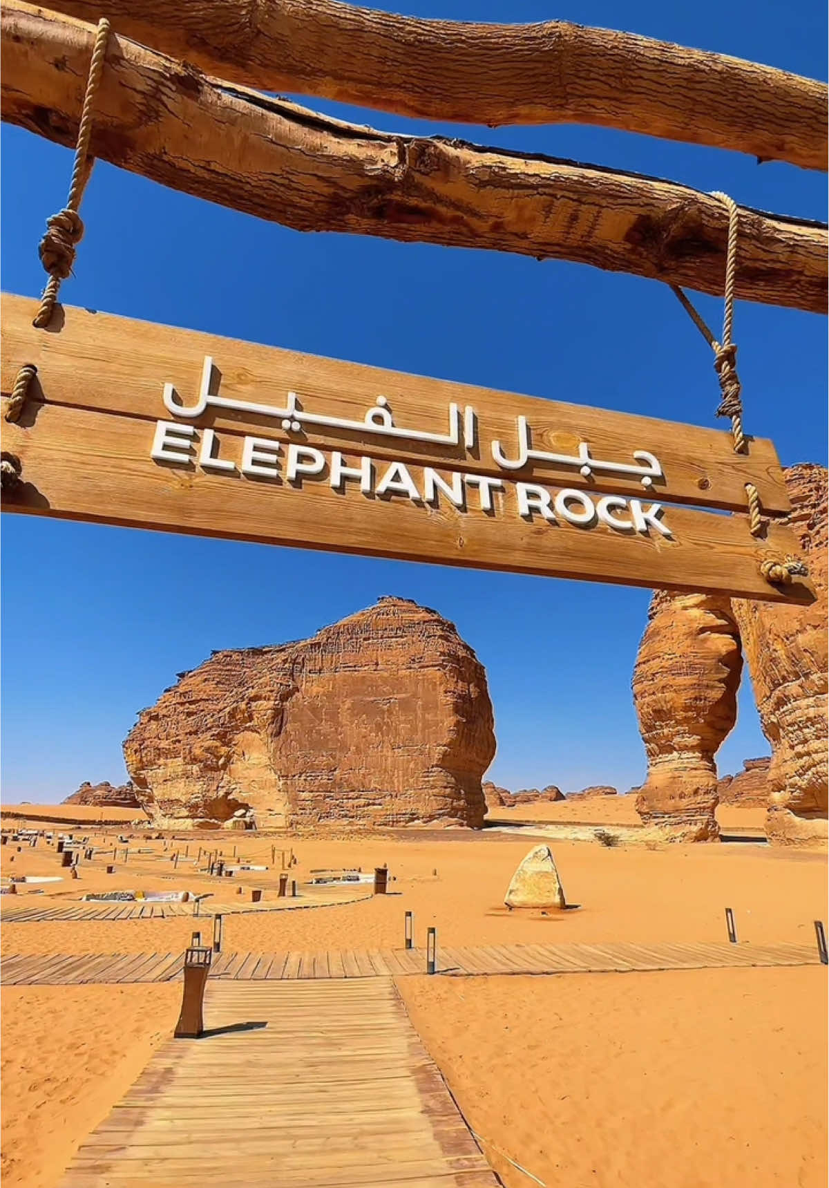 Tidak semua tempat di Al Ula itu terlarang,Hanya “Madain saleh” atau “Hegra” yang ketika nabi muhammad melewati kota itu beliau mempercepat Langkahnya.Madain Saleh disebut sebagai kota terkutuk karena dihuni oleh kaum yang menyembah berhala dan menolak kebenaran Nabi Saleh.Kota ini juga disebut sebagai kota hantu atau markas jin.  Riwayat Madain Saleh sebagai kota terkutuk Dalam Al-Qur’an; •Madain Saleh disebut sebagai kota terkutuk dan penduduknya mendapat azab dari Allah.  •Nabi Muhammad SAW selalu mempercepat langkahnya ketika melewati kota ini.  •Ibnu Battuta pernah menceritakan adanya rombongan karavan yang enggan berhenti di Madain Saleh. •Orang-orang Arab sering menyebutnya sebagai markas jin.  Walapun Madain saleh dianggap terkutuk,Madain saleh merupakan salah satu situs Warisan dunia yang terdaftar dalam UNESCO. Banyak destinasi yang bisa kalian kunjungi jika ke Al Ula,Ada Old town,Elephant rock,Harrat view,shalal,Habitas,Maraya. Wallahu a'lam bishawab #elephantrock #elephantrockcafe #elephantrockalula #alula #alulatourism #alulamoments 