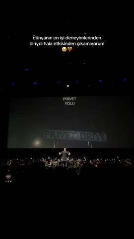 dün harry potter ve felsefe taşı in concert etkinliğine gittik🤎 film arkada oynarken önde orkestra filmin tüm müziklerini canlı çalıyor🫶🏻 gerçekten harika bir atmosfer inanılmaz bir deneyimdi🥹 HALA DAHA COK HEYECANLIYIM