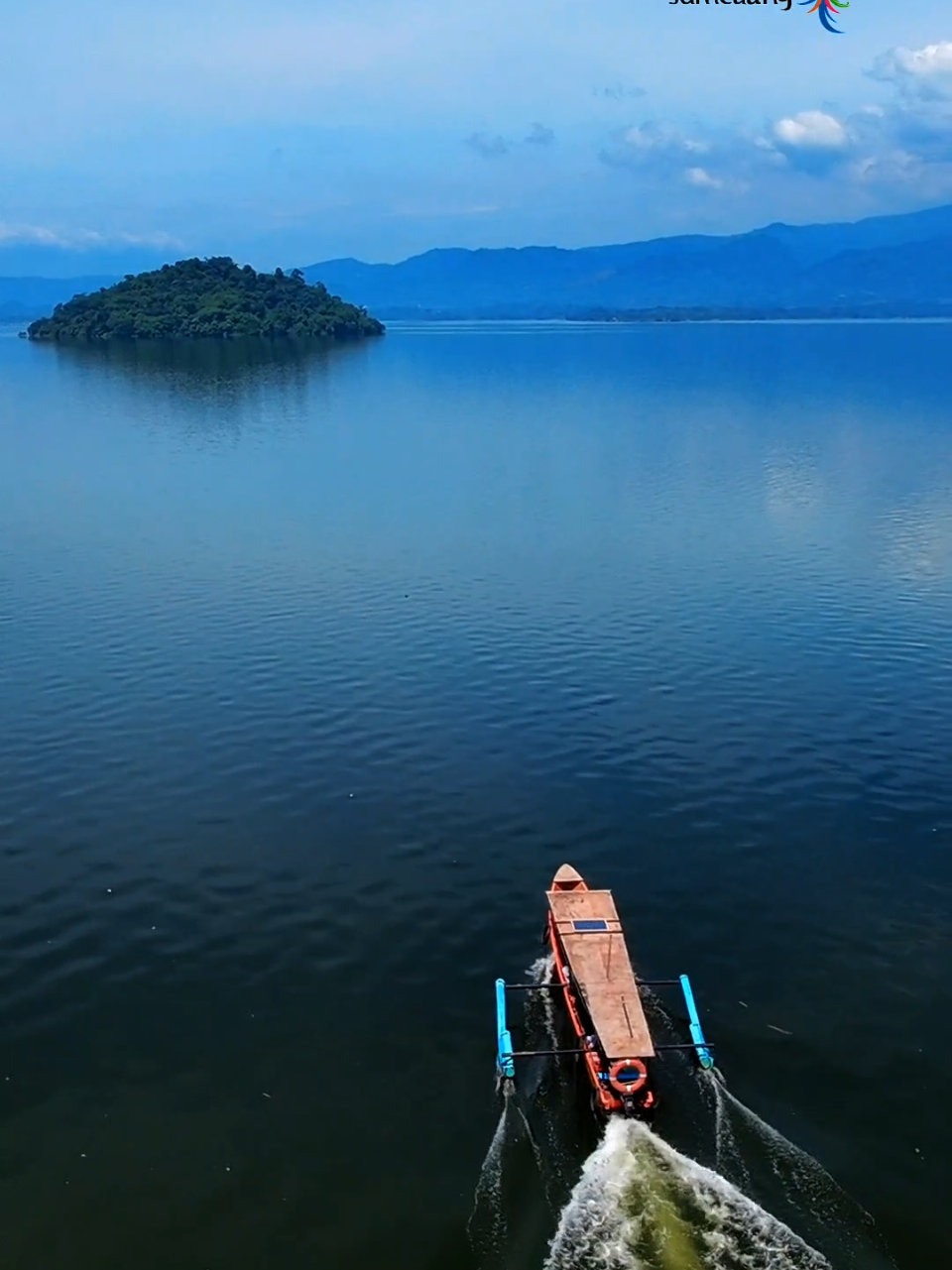 Menikmati keindahan Waduk Jatigede dari atas perahu.   Pemandangan yang menawan dari Bendungan Jatigede, Sumedang.  Destinasi wisata yang menyejukkan.   Sudah pernah mengunjungi tempat ini?   📍Waduk Jatigede, Sumedang, Jawa Barat.  @Best Viewnya Jatigede 🌊  #Sumedang #Jatigede #WadukJatigede #PesonaSumedang #WisataJawaBarat #Indonesia