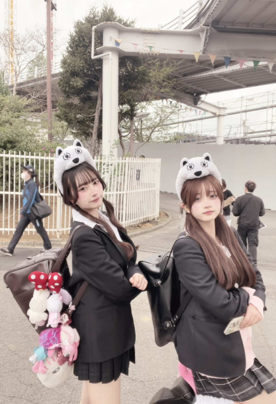 よみうりランド行ったのー‼️最後の最後で運休してた空中ブランコ乗れてHappyだったしゲーセンの店員さんも優しくてなかなか取れないキーホルダーをGETできるよーにしてくれたの😽しかも芸能人とも会えてお話できてHappyすぎる1日でしたᐢ ̥_  ̫ _ ̥ᐢ♡*。 #おすすめ #fyp #fypシ #09 #jk #fjk #jkブランド #よみうりランド 