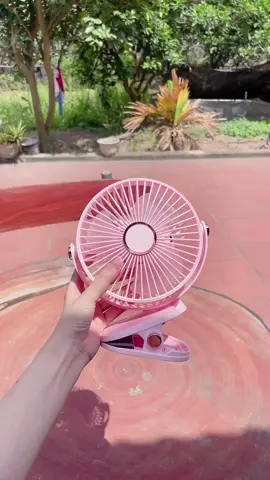 Mùa hè lại hay mất điện thì quạt tích điện là thứ không thể thiếu trong nhà nha các mẹ. Nhỏ nhưng có võ, xoay 720 độ thêm nữa là quạt mát lắm luôn #quattichdien #quattichdienmini #xuhuong #xuhuongtiktok 