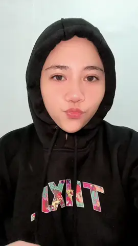 wah 60 k udah dapat Hoodie yg kualitas nya gak kaleng2  kupluk Hoodie nya udah jahitan 2 layer, ujung tali Hoodie nya udah besi anti karat, bahan Hoodie tebal dan gak berbulu 🩷🩷. ada yang tau gak ini Hoodie dari brand apa??  #fypシ゚ #hoodie #hoodiemurah  #brandlokal #affialitetiktok #affiliatemarketing #affiliatetiktok 