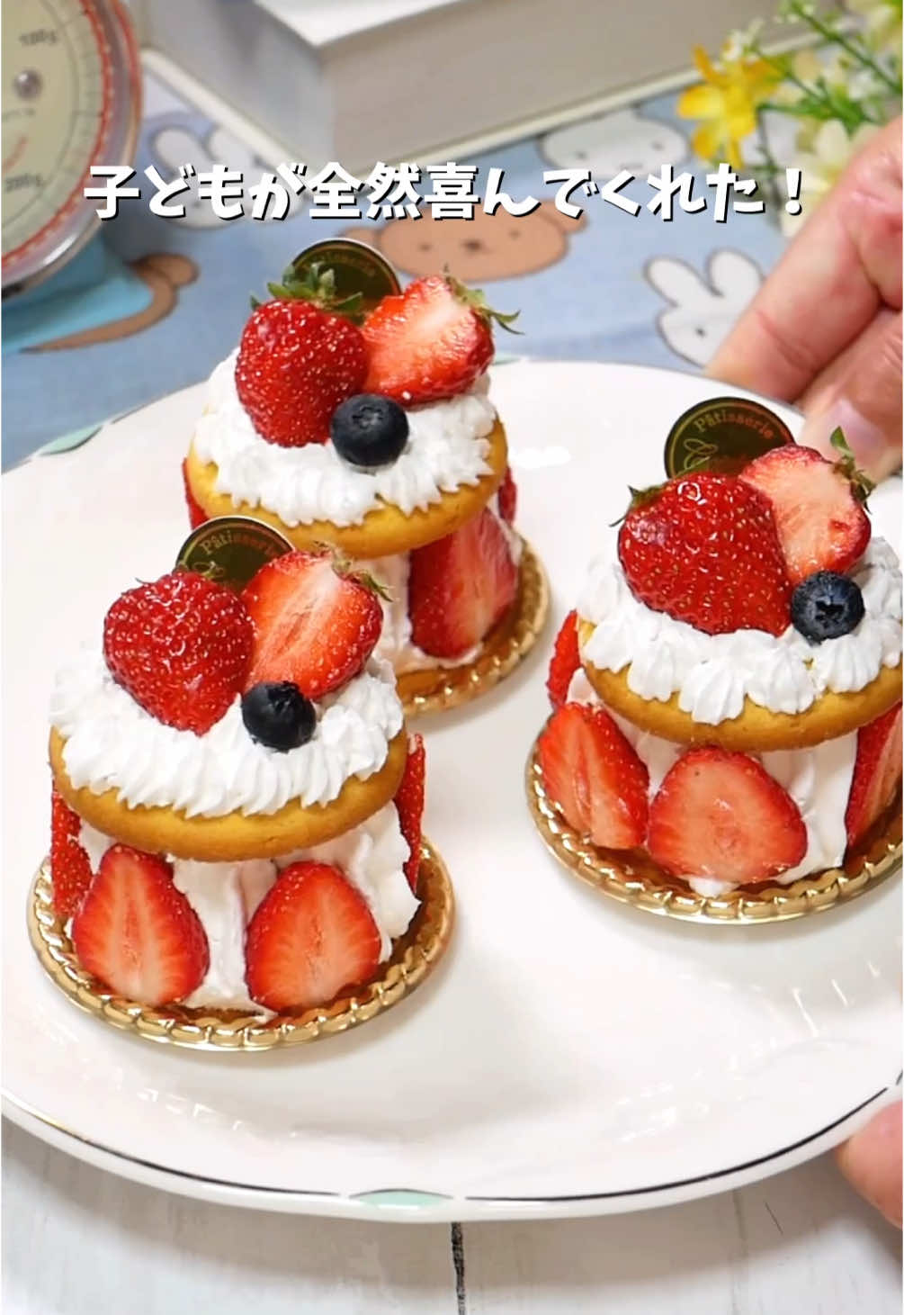 【材料3つ】子どもと私のおやつにいちごのプチケーキ ムーンライトガレットサンドといちごとホイップクリームで作る、子どものおやつにピッタリな小さないちごのショートケーキです。 材料が3つで可愛いケーキが出来るので、ぜひ作ってみてくださいね！ ✏－－－－－－－－－－－－－ 【材料】 ムーンライトガレットサンド…4個 いちご…約20個 ホイップクリーム(1000ml)…1/3本 【作り方】 1.いちごは半分に切る。 　(中心に入れるいちごは切らずに1個使う。) 2.ムーンライトガレットサンドを半分にはがす。 3.ムーンライトの中心にいちごを1個乗せて、まわりにホイップクリームを絞る 4.半分に切ったいちごをホイップクリームに埋め込むようにして周りにトッピングする。   5.ムーンライトを上に乗せて、ホイップクリームを絞っていちごを乗せる。 #スイーツレシピ #簡単スイーツレシピ #レシピ 