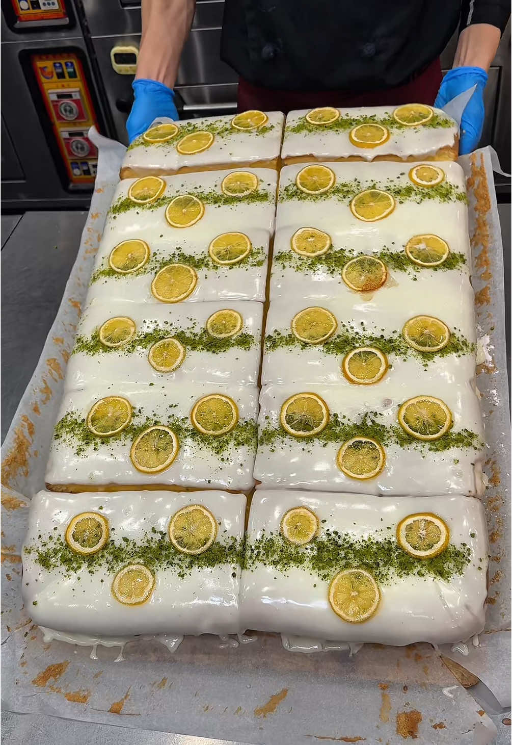 爽やかレモンのふわふわ台湾カステラ！ 瀬戸内檸檬カステラ 2690円 瀬戸内レモンの芳醇な香りと、キュッと締まる心地よい酸味が最高で中にクリーミーなレモンシートを挟み、レモングレイズで全体をコーティング🍋 レモンの魅力を何層にも重ねた絶品の台湾カステラ 🍚店名: グランドカステラ 東京スカイツリータウン・ソラマチ店 住所: 東京都墨田区押上1-1-2 東京スカイツリータウン・ソラマチ 2F 最寄駅: 東京スカイツリー駅から徒歩2分 営業時間: 10:00〜21:00 定休日：不定休 #東京グルメ#Japanesefood#tiktokfood