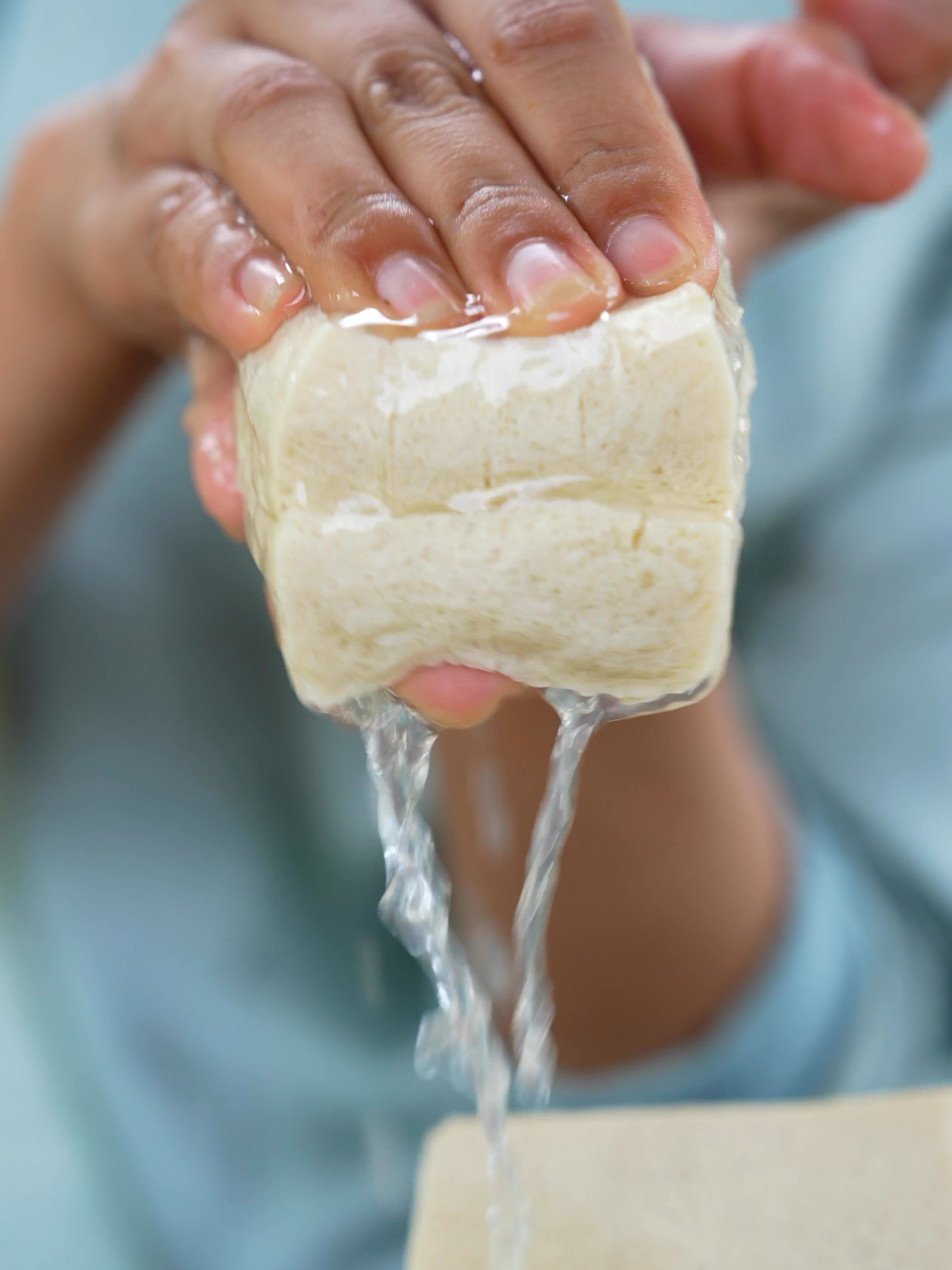 Ai ngán ăn đậu hủ bình thường mình để tủ đông vắt khô được nguyên liệu mới, đem chiên như đùi gà, hoặc nhúng lẩu là ngon như nhà hàng Michaylin luôn. Cùng thử làm với Út nghen!  #KnorrNấmHươngOrganic #NgọtThấmĐậmĐà #NgonChuẩn3SaoMichaylin #HợptáccùngUnilever