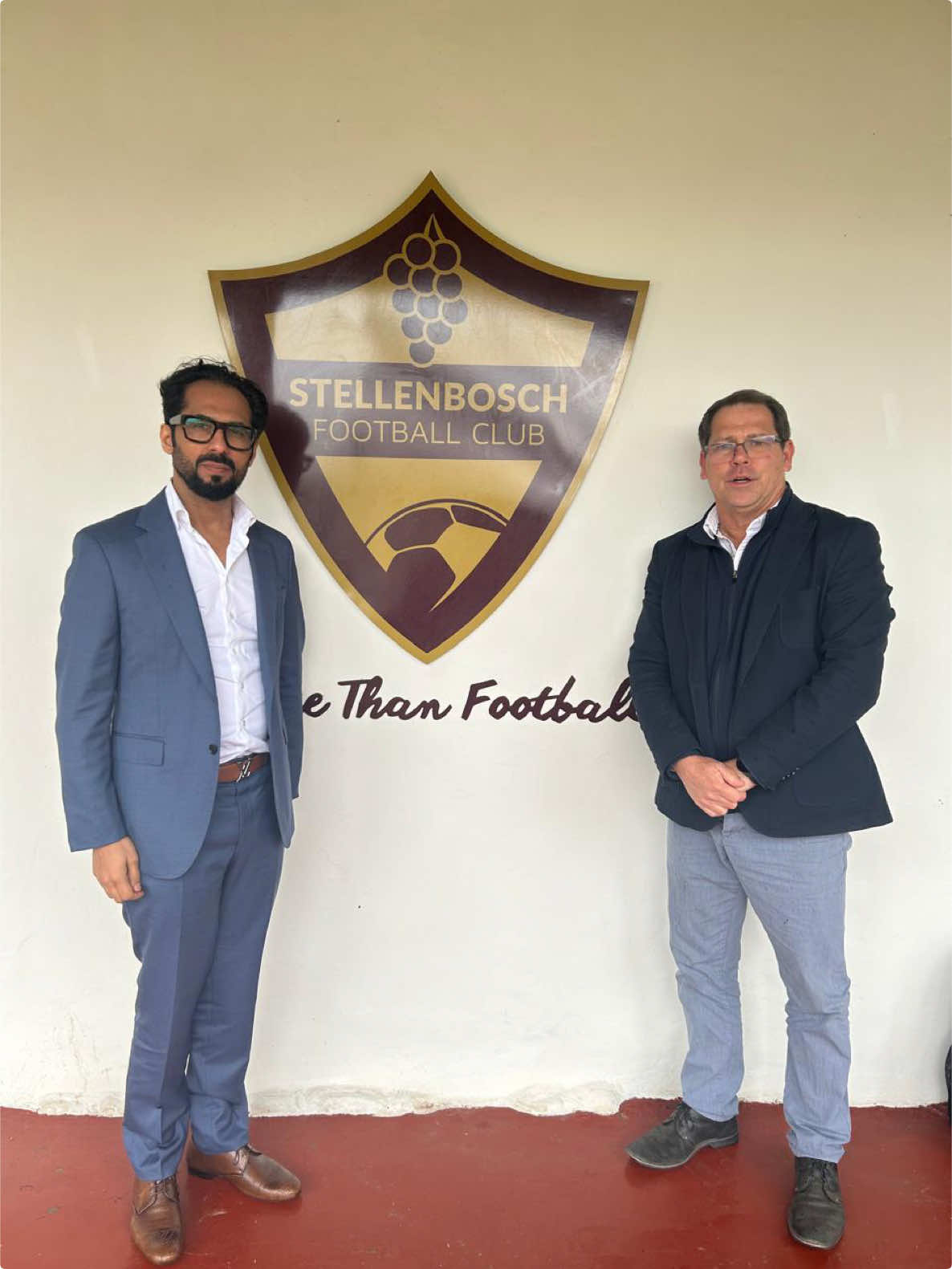 Leo ni siku ya kipekee katika historia ya klabu yetu - nusu fainali ya Kombe la Shirikisho Afrika, hapa nyumbani kwenye Uwanja wa Amaan, Zanzibar. Tumefika mbali, lakini safari bado inaendelea. Mbele yetu kuna nafasi ya kuingia fainali na kuiweka Simba kwenye ramani ya soka la Afrika kwa kiwango cha juu kabisa. Nimewahi kutembelea Stellenbosch na ninawaheshimu sana kama wapinzani. Lakini ninajua nguvu ya Simba. Juzi nilizungumza na wachezaji wetu kupitia Zoom, niliwaambia wanayo nafasi ya kuandika historia mpya. Niliwaona wakiwa na ari, umoja, na kiu ya mafanikio. Hii ni timu yenye moyo wa ushindi. Safari haijakuwa rahisi. Tulianza msimu huu tukiwa na uso mpya - wachezaji wapya, kocha mpya, benchi la ufundi jipya, na mwelekeo mpya. Lakini tumekabiliana na kila changamoto na tumevuka. Leo ni siku ya kupambana tena. Chezeni kwa moyo, kwa ujasiri, na kwa kujiamini. Hii ni nafasi ya kuweka alama isiyofutika katika historia ya klabu yetu. 📌HATUISHII HAPA #Simba #Nguvumoja —President Simba SC Mohammed Dewji