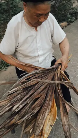 Nhà các bác có hay làm chổi bằng mo cau như thế này không#tuoitho #kyuc #xuhuong #chongchong #suatuoi #kyuctuoitho 