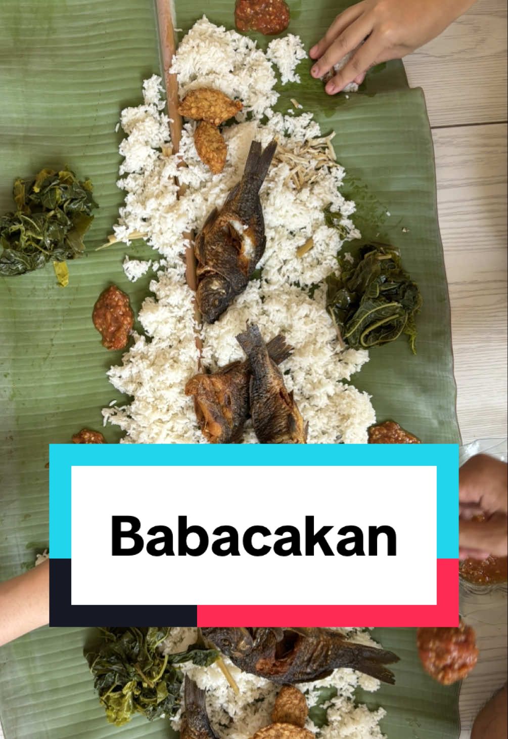 Ngeliwet sama ikan mas goreng, tempe, sambel dan lalap daun hasil ngalasan, polll pokoknya mah.. merapat guys 😁  Makanan yg bisa dinikmati kalau lg pulang ke rumah mamah 👍🏻 #Babacakan #MakanBareng #SuasanaKeluarga #MomenDiRumahNenek #TradisiSunda #MasakanRumahan #HidanganNusantara #HangatBersama #ngalasan #ngalasandaun #ngeliwet #nasigonjleng 