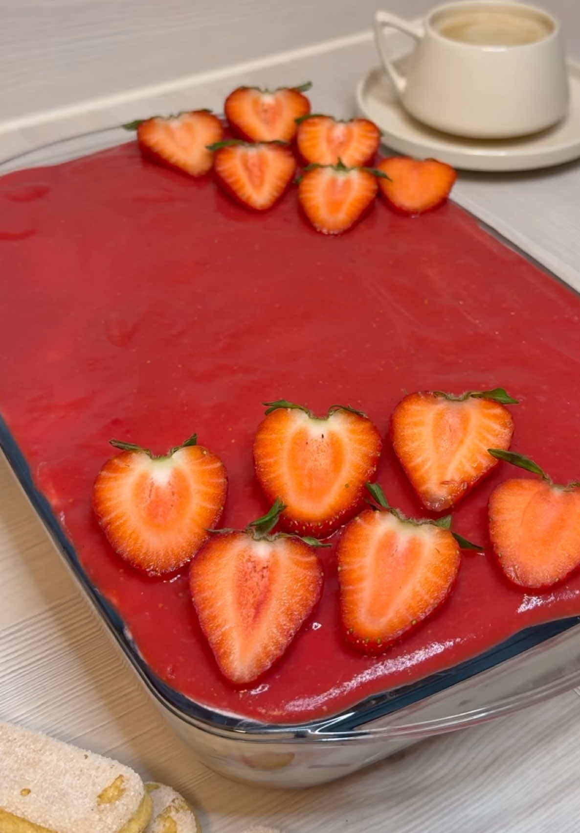 Erdbeer Tiramisu 🍓 Rezept 300g Löffelbiskuit  300g Erdbeeren würfeln  400ml Sahne  500g Mascarpone  80g Puderzucker 1 Pck Vanillezucker  Für die Erdbeersauce:  500g Erdbeeren  2 EL Puderzucker  1 EL Vanillepuddingpulver 2 EL Wasser  2-3 EL Milch  Guten Appetit!! ❤️ #fyp #kolaytarifler #yemektarifleri #schnellerezepte #tarif #tiramisu #erdbeeren #tatlı #dessert 