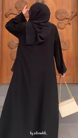 Model abaya ini memiliki tampilan mewah dan elegant yg cocok untuk acara formal/nonformal.Model 2in1 yang bisa digunakan outher /abaya🖤🖤 #abaya #abayastyle #jettblack 