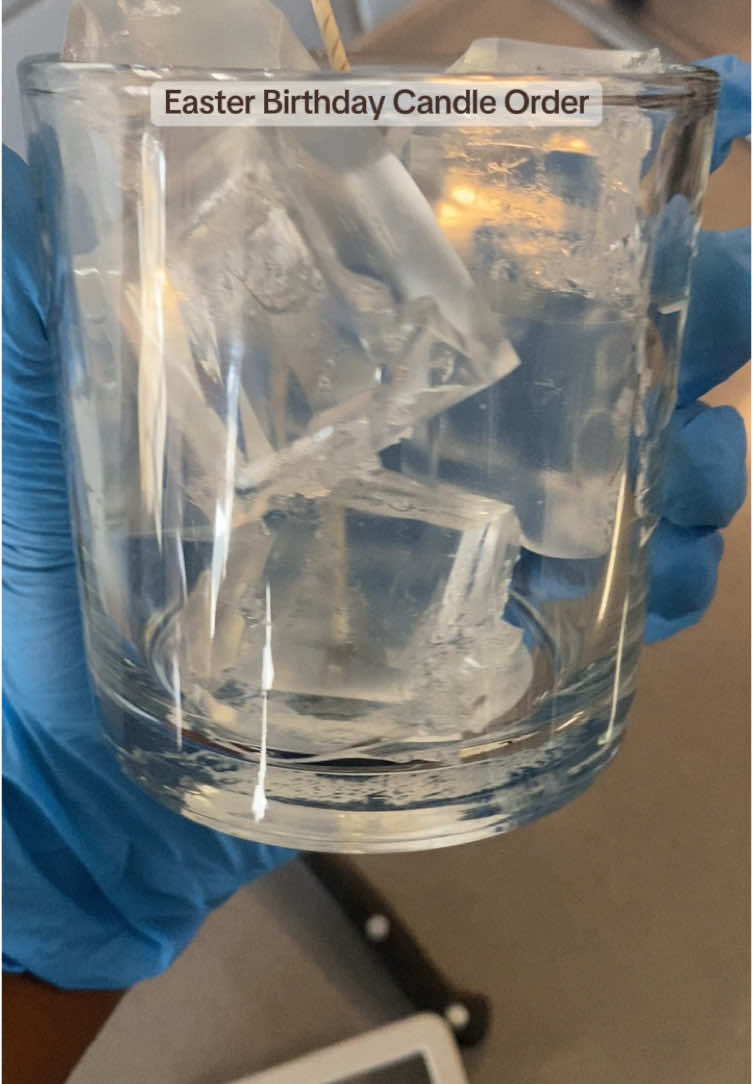 Happy Easter! My client wanted the Iced Coffee candle as an Easter birthday present 🐣🌸 It has an aromatic creamy coffee smell. A candle perfect for any occasion✨ #birthdaycandle #eastergift 