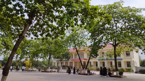 🏫 Sau 15 năm trở lại, ngôi trường cấp 2 đã có nhiều đổi thay, chỉ còn hoài niệm 1 dãy nhà đang chóc vảy. Nhiều thứ đã thay đổi, 3 dãy nhà cấp một mái ngói được thay thế bằng 2 dãy nhà tầng. Sân cỏ đã được thay áo mới. Sân thể dục nền đất cũng không còn được đá banh. Nhớ thời học nhà cấp một mái ngói, trời mưa bị dột, đang say bài giảng thì chú rồng leo ghé ngang tay. Biết bao nhiêu kỷ niệm tuổi học trò.  #Thời gian trôi nhanh quá ! #truongthcsducbac🐰 