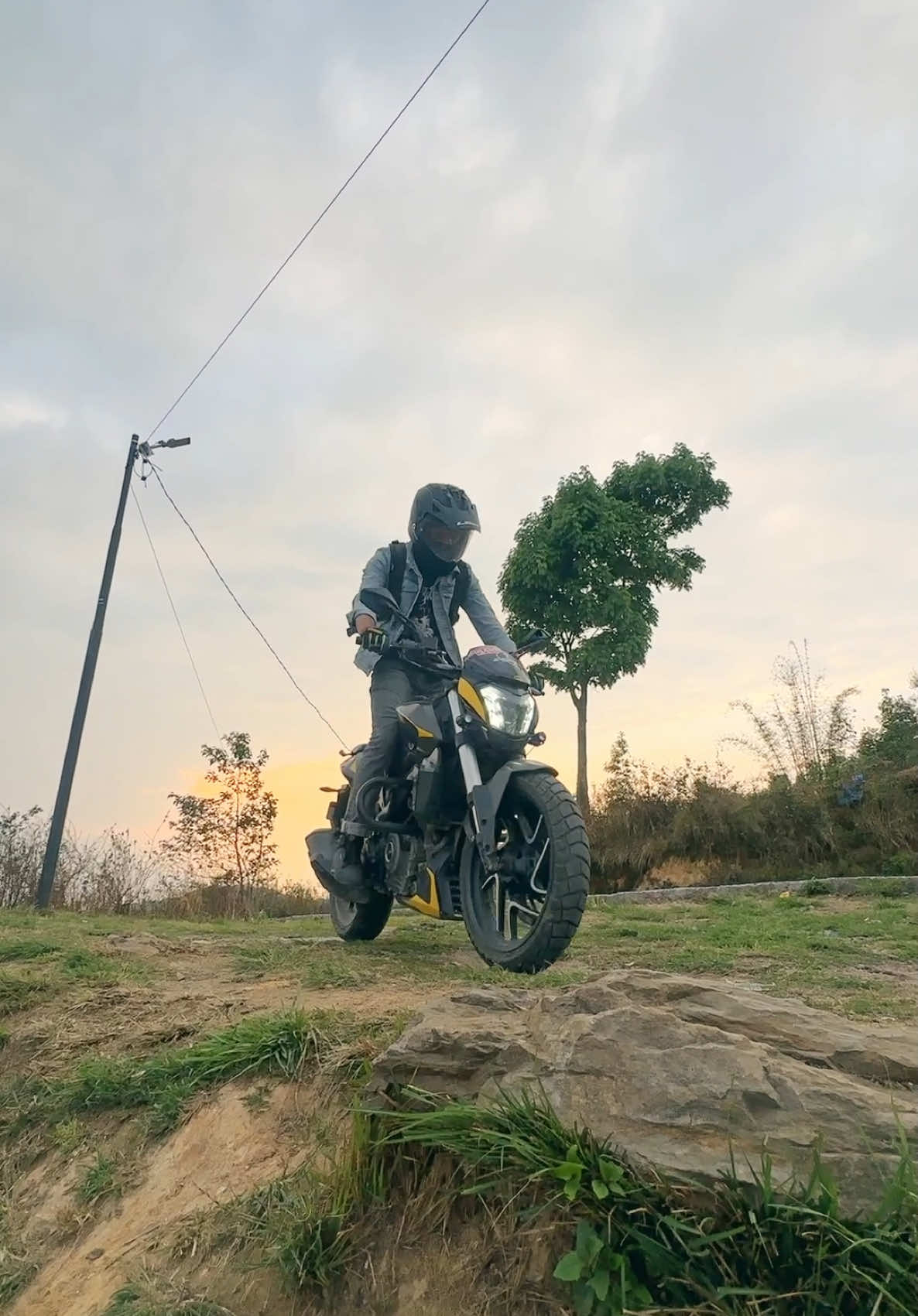 Sunset chaser on the two wheels #aroundtheworld #bike #nature #ride #ls2 #dominar400 #bajaj #travel #fyp #denimyourway #puma #davinciresolve 