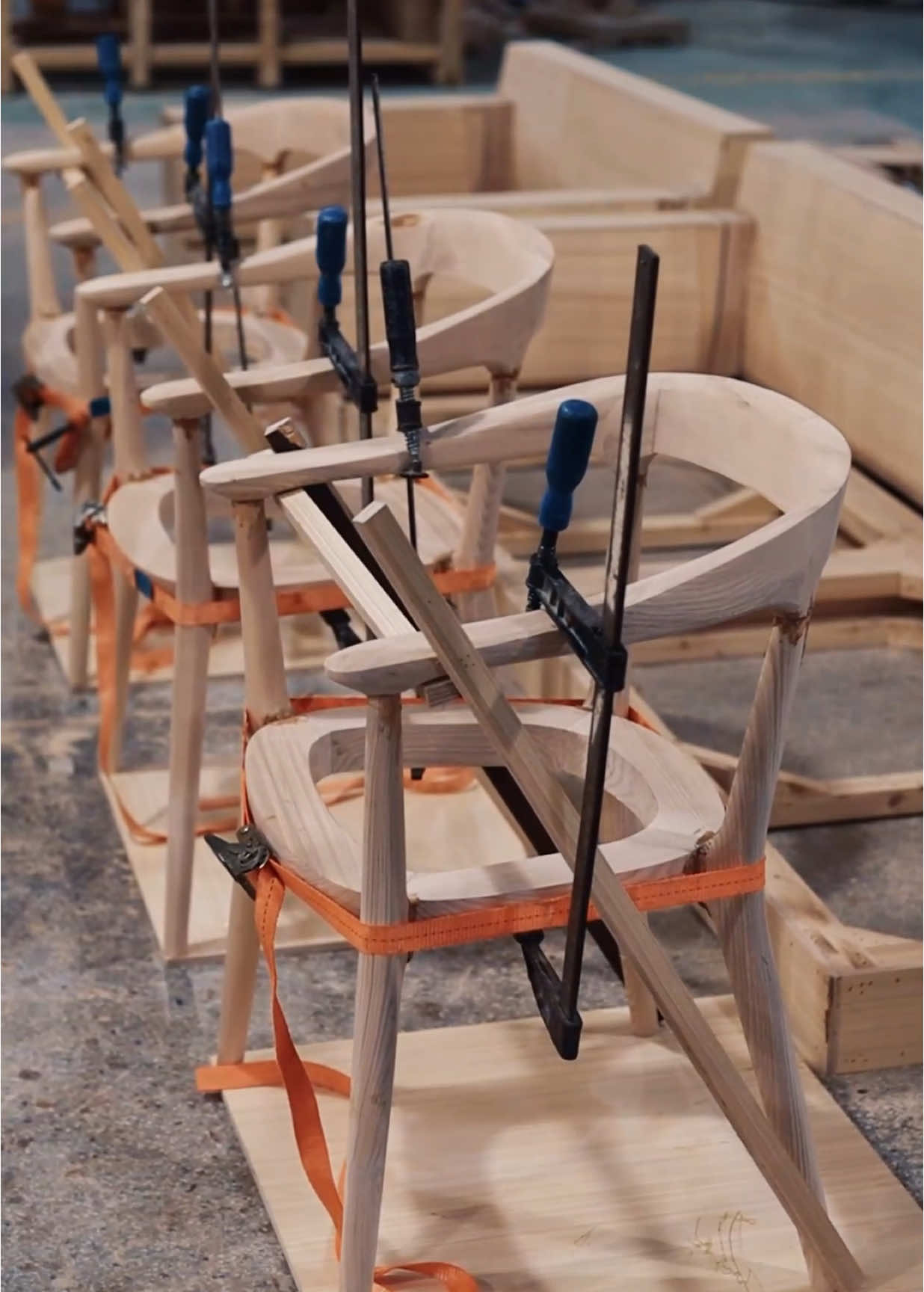 Daily life of carpenters #furniture #furniturefactory #sourcing #china #furnituredesign #extract #furniturede #furnituremaker #DIY #cabinet #storage #chair 