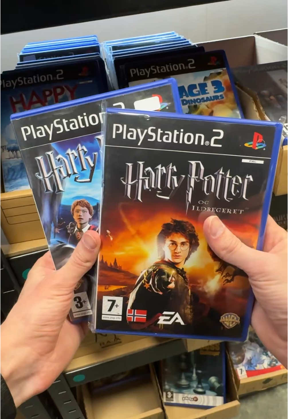 En kunde gikk full retro med PS2 og en hel bunke klassikere. Dette er ekte nostalgi🔥 #retrospill #ps2 #nostalgi #retrogaming #gjenbruk #spillklassikere #tiktoknorge #gamingnorge #playstation2 #retrohaul #gamingnostalgia #letspackanorder #retrospillkongen #packingorders 