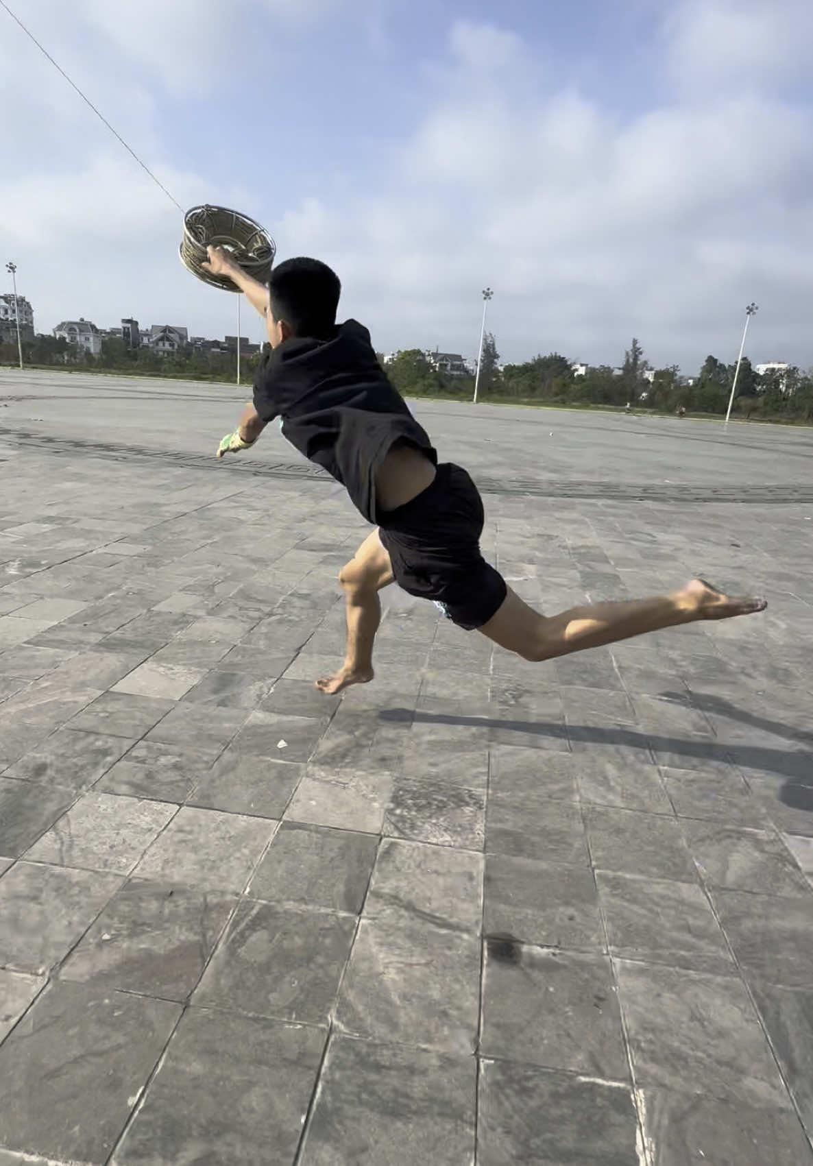 Thả diều dế 45 mét solo kéo cả người đi quá mạnh..#youtube #xuhuong #layangan #patang #shorts #vanphuvlog 