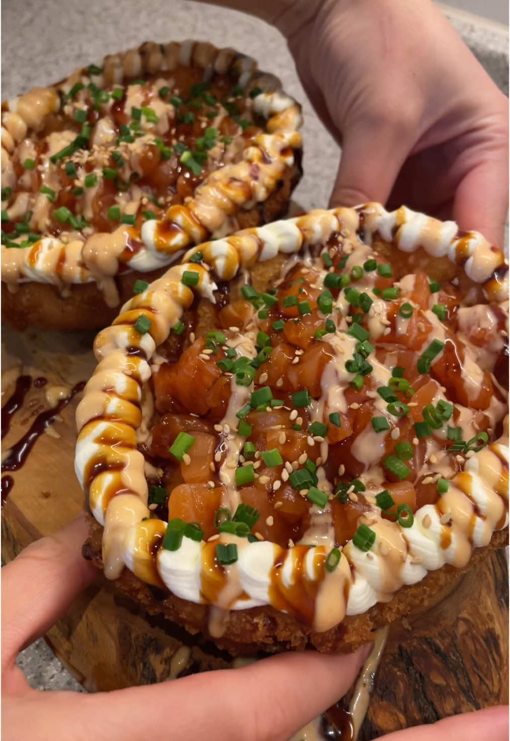 Easter eggs? Nah. Sushi eggs. 🐣 Rezept:  - Für den Reis: - 300g Sushi Reis - 380 ml Wasser - 2 EL Zucker - 6 EL Reisessig - 1 TL Salz Für den Lachs (Beizen) - 3-4 Filetstücke Lachs (450-500g) - 2 Handvoll Zucker für beide Seiten - 5 TL Salz für beide Seiten  In Kühlschrank stellen für eine Stunde und dann mit kaltem Wasser abwaschen, dann trocknen und in kleine Würfel schneiden  Zum Frittieren  -  50g Speisestärke  - 50g Mehl - kaltes Wasser ( so viel bis Konsistenz wie im Video, dabei vorsichtig sein)  - Panko - 1 Liter Sonnenblumenöl    Außerdem:  - Frischkäse - Avocado ( hatte ich vergessen) - Noori Blätter - Schnittlauch  - Soßen nach Wahl (am besten Unagi , Soja und Cocktailsoße - Sesam - große Eiform Ich hab ein riesiges Ü-Ei genommen, es mit Frischhaltefolie überzogen und den abgekühlten Sushi-Reis bis zur Hälfte außen angepresst. Dann ab in den Gefrierschrank (mind. 4 Stunden), vorsichtig rausnehmen, panieren, in Panko wenden und nochmal 1 Stunde einfrieren. Danach bei 180 °C frittieren, bis’s schön goldbraun ist. Gutes Gelingen. Frohe Ostern 🐣🫶🏼