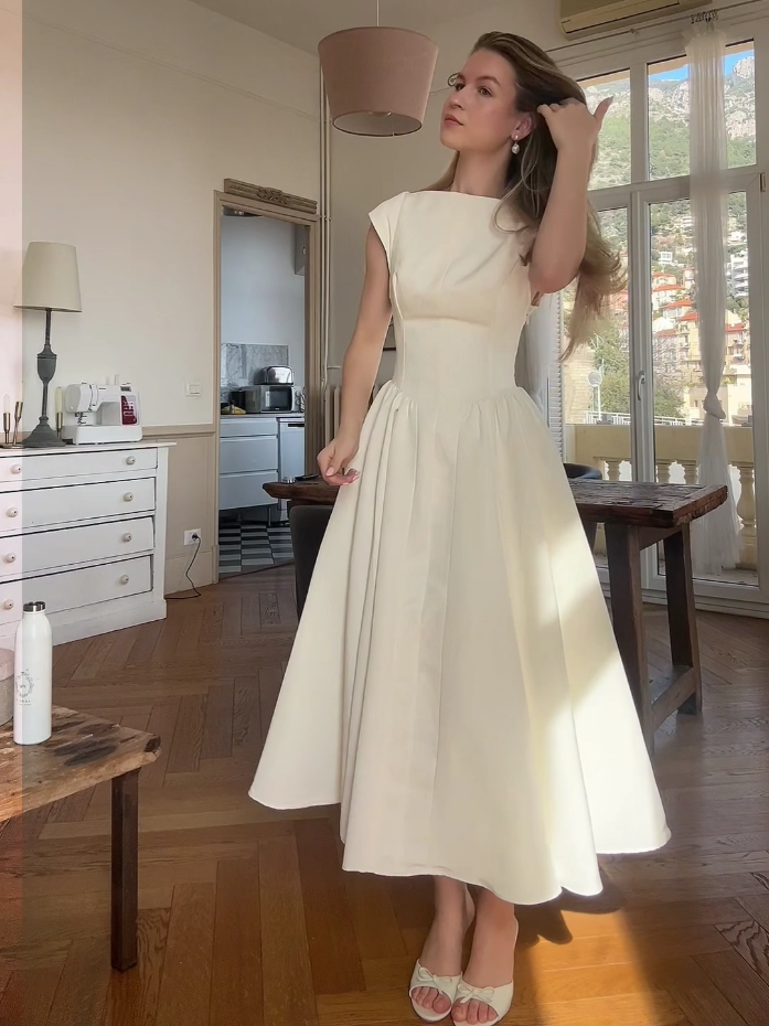 Nosso vestido de noiva midi branco para casamento civil é o sonho de toda noiva minimalista! 😱 Com tecido estruturado premium e corte sofisticado, ele valoriza a silhueta com sua modelagem godê e manga cavada que traz aquele toque de elegância atemporal. Ideal para cerimônias no cartório, almoços de casamento e até recepções intimistas! O melhor é que depois você pode tingir e usar em outras ocasiões. Não é milagre, é modelagem inteligente que valoriza TODOS os tipos de corpo. 💍✨ Me conta nos comentários: você prefere vestido longo tradicional ou está aderindo ao midi para casamento civil? 👇 #vestidoparacasamentonocivil #vestidoparacasamento #vestidodenoiva #vestidodecasamento #vestidodenoivadossonhos #vestidodenoivaminimalista #vestidodenoivacivil #vestidocasamento #vestidomidi #vestidodossonhos #casamentosimples #noiva  #vestidodenoivasimples  #vestidominimalista 