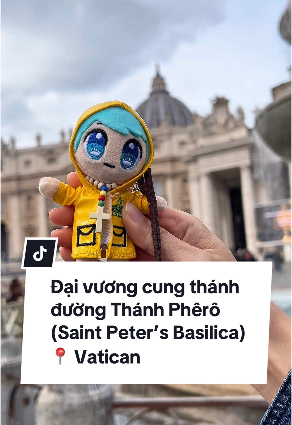 Mừng Chúa PHỤC SINH !!!  - Nhân dịp này, Quỳnh muốn chia sẻ đến các bạn những khoảnh khắc đẹp và ý nghĩa trong chuyến viếng thăm Vương cung thánh đường Thánh Phêrô của GĐ mình tại Vatican. - Thánh đường thánh Phêrô được xây dựng từ 18/04/1506 đến 18/11/1626 theo phong cách Phục Hưng. Và đây cũng là 1 trong 4 Đại vương cung thánh đường trên thế giới, tất cả đều nằm ở Roma. - GĐ mình thật may mắn khi được đặt chân đến đây ngay dịp Năm Thánh 2025 (năm mà kẻ có tội được nhận ân sủng Chúa và ban ơn tha thứ). Những ai đạo Công Giáo sẽ hiểu sự hạnh phúc này của mình như thế nào, không diễn tả được bằng lời. Bình thường để được đến viếng thăm đã khó rồi, mà đến được ngay dịp Năm Thánh lại càng khó hơn, vì đây được coi là một sự kiện tôn giáo lớn của Giáo hội Công giáo. - Chu kỳ Năm Thánh có thay đổi theo các thời Đức Giáo hoàng. Ban đầu là 100 năm, rồi 50 năm và gần đây nhất là 25 năm. Nói vậy, đến tận 2050 mới diễn ra Năm Thánh 1 lần nữa, lúc đó mình U60 mất rồi, hy vọng sẽ có dịp trở lại Vatican vào thời điểm thiêng liêng này. - Logo Năm Thánh 2025 (0:49) là 4 hình tượng nhân vật với 4 màu sắc khác nhau. Đại diện cho nhân loại từ bốn phương trên trái đất. Mặc dù khác nhau về màu da, ngoại hình và ngôn ngữ, nhưng 4 nhân vật này đang ôm nhau nói lên tính đoàn kết và yêu thương nhau của nhân loại. Cùng đó là dòng chữ “Peregrinantes in Spem” ở bên dưới (0:54), là khẩu hiệu Năm Thánh 2025. Nó có nghĩa “Những người hành hương của Hy vọng”.  - Luce (0:09) nhân vật chibi mặc áo màu vàng (màu cờ Vatican), tay cầm gậy gỗ, cổ đeo chuỗi mân côi đại diện cho người hành hương. Linh vật Năm Thánh 2025 - Luce, được tạo ra bởi họa sĩ Italy Simone Legno, 47 tuổi. Dưới hình dáng anime đáng yêu, Luce có sứ mệnh dẫn dắt người trẻ hướng về đức tin.  - Sau khi thăm viếng và tham quan Vương cung thánh đường Thánh Phêrô xong, nhà mình đi lấy giấy chứng nhận đã từng đến đây vào Năm Thánh 2025 (0:53). - Với GĐ mình, đây sẽ mãi là mốc thời gian đáng nhớ, quý giá và hạnh phúc nhất trong cuộc đời. Chúng con xin tạ ơn Thiên Chúa đã ban cho chúng con những hồng ân này, Amen ! #quynhluxita #saintpeterbasilica #rome #vatican #italytravel #italy #hanhhuongconggiao #conggiao #jubilee #jubilee2025