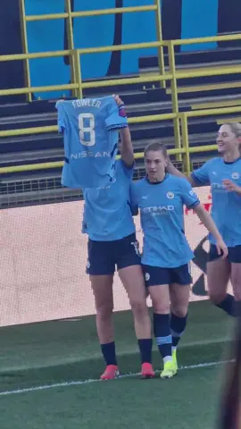 written in the stars!! :') @Kerstin Casparij scores and dedicates it to mary, also right after kissing her wristband in important support of the trans community 🩷🩵👏 can't stop smiling. #manchestercitywomen #manchestercity #mancitywomen #mancity #mcwfc #WomensFootball #uwcl #wsl #football #foryoupage #fyp #woso #Lionesses #womenssuperleague #bwsl #maryfowler 
