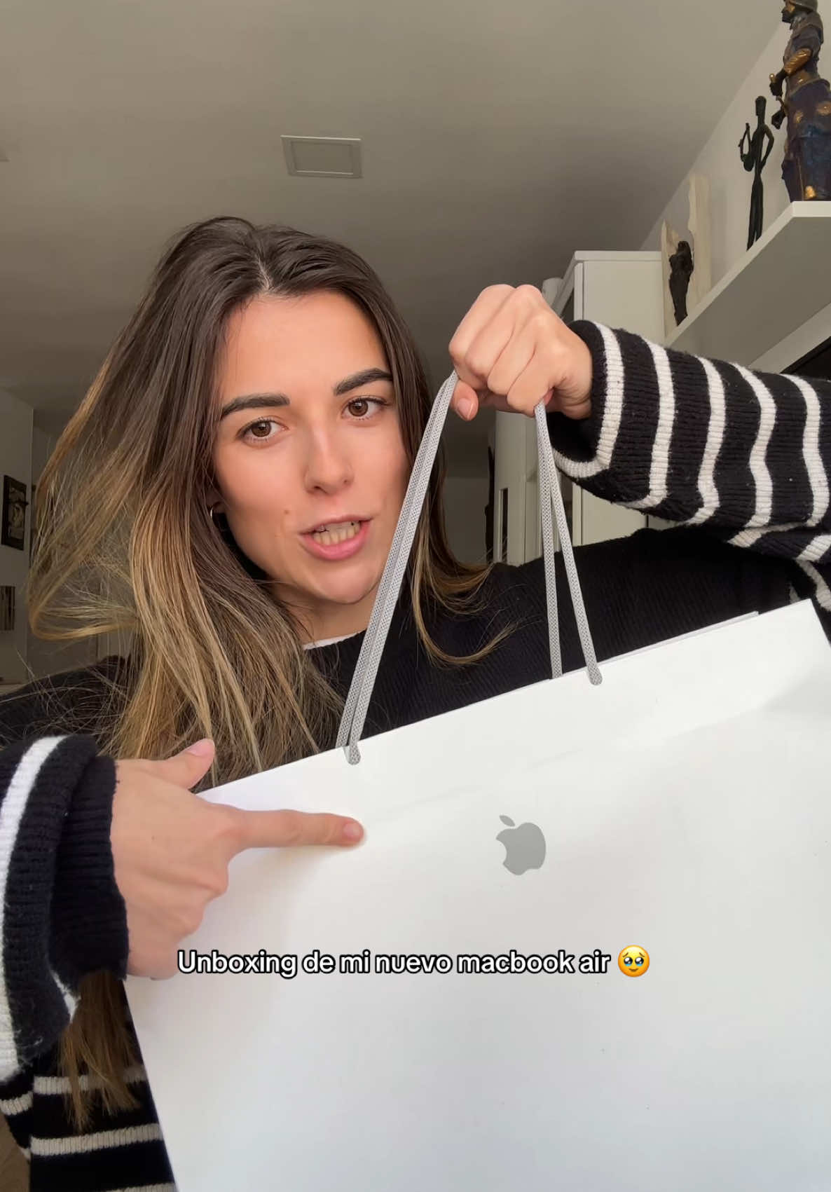 Unboxing de mi nuevo macbook air en color blanco estrella✨ he cogido el de 13 pulgadas para poder llevarlo a la uni también! Sabeis si es cómodo para trabajar? O os gusta más el de 15? Os leo! #unboxing #unboxingapple #macbook #macbookair #unboxingmacbookair #apple 