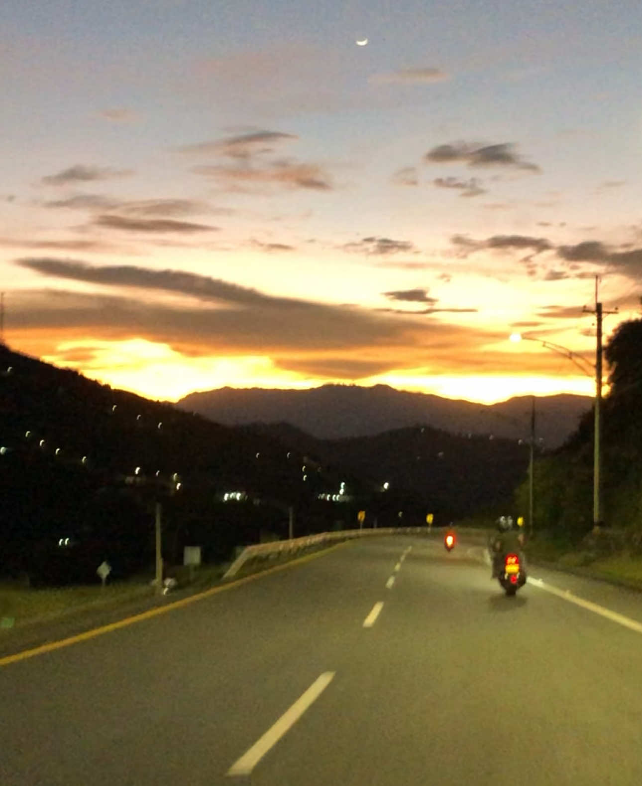 😮‍💨 #cojocrazy #atardecer #paratiiiiiiiiiiiiiiiiiiiiiiiiiiiiiii #cielosbonitos #luna #pppppppppppppppp #medellincolombia #tiktokviral 