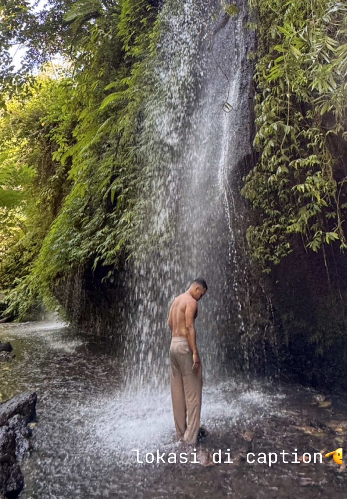 hello Bali.. Bali bukan cuma Pantai aja yg bisa di explore.but this..omg kalian pasti suka. 📍Tukad Cepung,Bangli  #waterfall #cliff #bali 