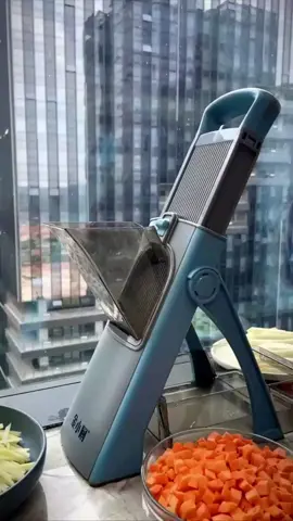 Achadinho de cozinha que vai revolucionar seu dia a dia! Esse *Cortador Fatiador Mandoline Multifuncional* tem 5 funções em 1 e é perfeito pra cortar batatas, legumes e vegetais com rapidez e praticidade.   Chega de perder tempo na cozinha!   Marca aqui quem vai amar essa dica!   #Achadinhos #AchadinhosDaInternet #CortadorDeLegumes #UtensíliosDeCozinha #CozinhaPrática #DicaDeCozinha #OrganizaçãoNaCozinha #Mandoline #FoodChopper #CozinhaInovadora #FacilidadeNaCozinha #ReelsBrasil #DicaBoa #CasaOrganizada #CozinhaFuncional