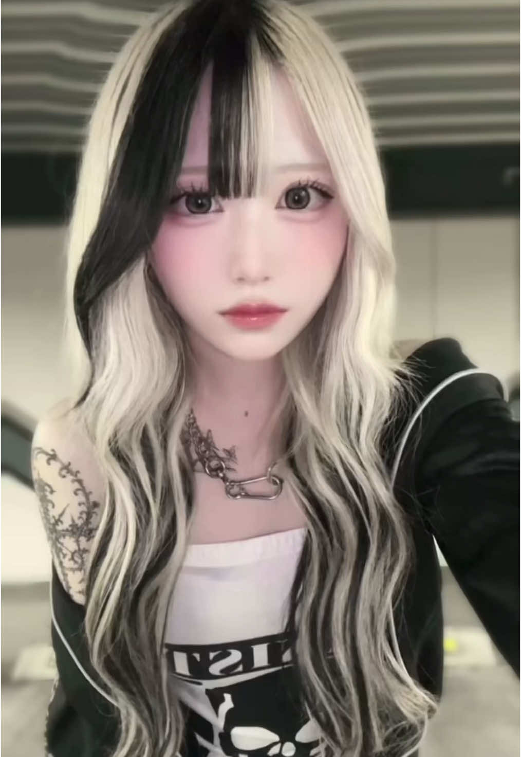 思ってた身長と違うってよく言われるんだけど何センチに見えてるの！この動画遠ざかってくほど顔可愛くなくなるのギャザー顔なんかな #05 #fyp #ツートン #tatoo 