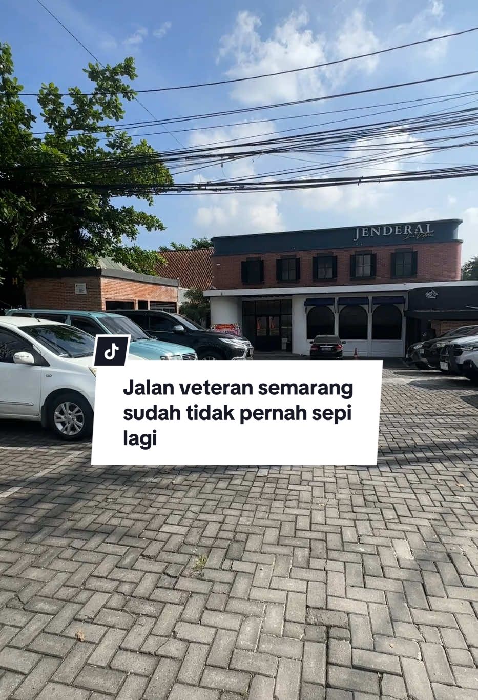 Jalan veteran semarang sudah tidak pernah sepi lagi #jalanveteran #jalanraya #veteransemarang #exploresemarang #explorepage #tiktokimpact #fyp #semarang24jam #semarangstory 