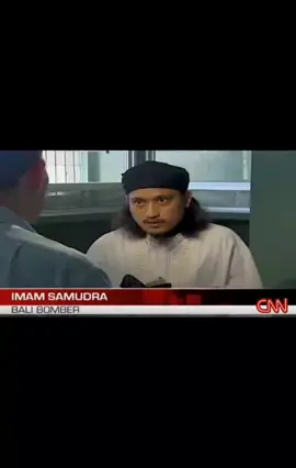 Imam Samudera juga dikenal sebagai Abdul Aziz, Qudama/Kudama, Fatih/Fat, Abu Umar atau Heri, adalah seorang teroris terpidana mati karena perannya dalam Bom Malam Natal 2000 dan Bom Bali 2002. Dia dieksekusi bersama dengan Huda bin Abdul Haq (dikenal sebagai Mukhlas) dan Amrozi bin Nurhasyim (dikenal sebagai Amrozi) setelah ditangkap pasca Bom Bali. Abdul Aziz merupakan anak ke-8 dari sebelas bersaudara. Ayahnya, Sihabuddin, dan ibunya, Embay Badriani, bercerai sewaktu Abdul Aziz masih anak-anak. #sejarahindonesia #bombali #berandatiktok #foryoupage #fyp 