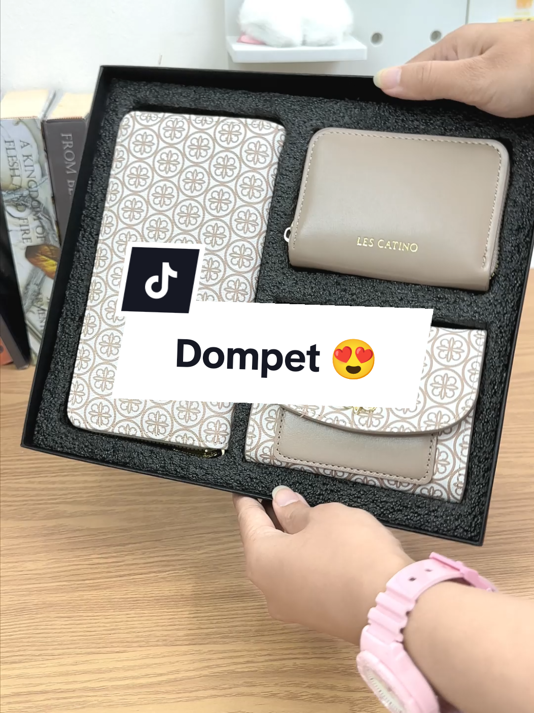 Dompet dengan desain bunga daisy khas Les Catino, cantik banget kan🫶😍.   hayoo siapa yang udah jatuh cinta sama dompet satu inii????  #taswanita #lokalbrand #lescatino #fashion #wajibpunya #paydaysale #checkout #wibgajian #fyp #OOTD #trend #style #dompet 