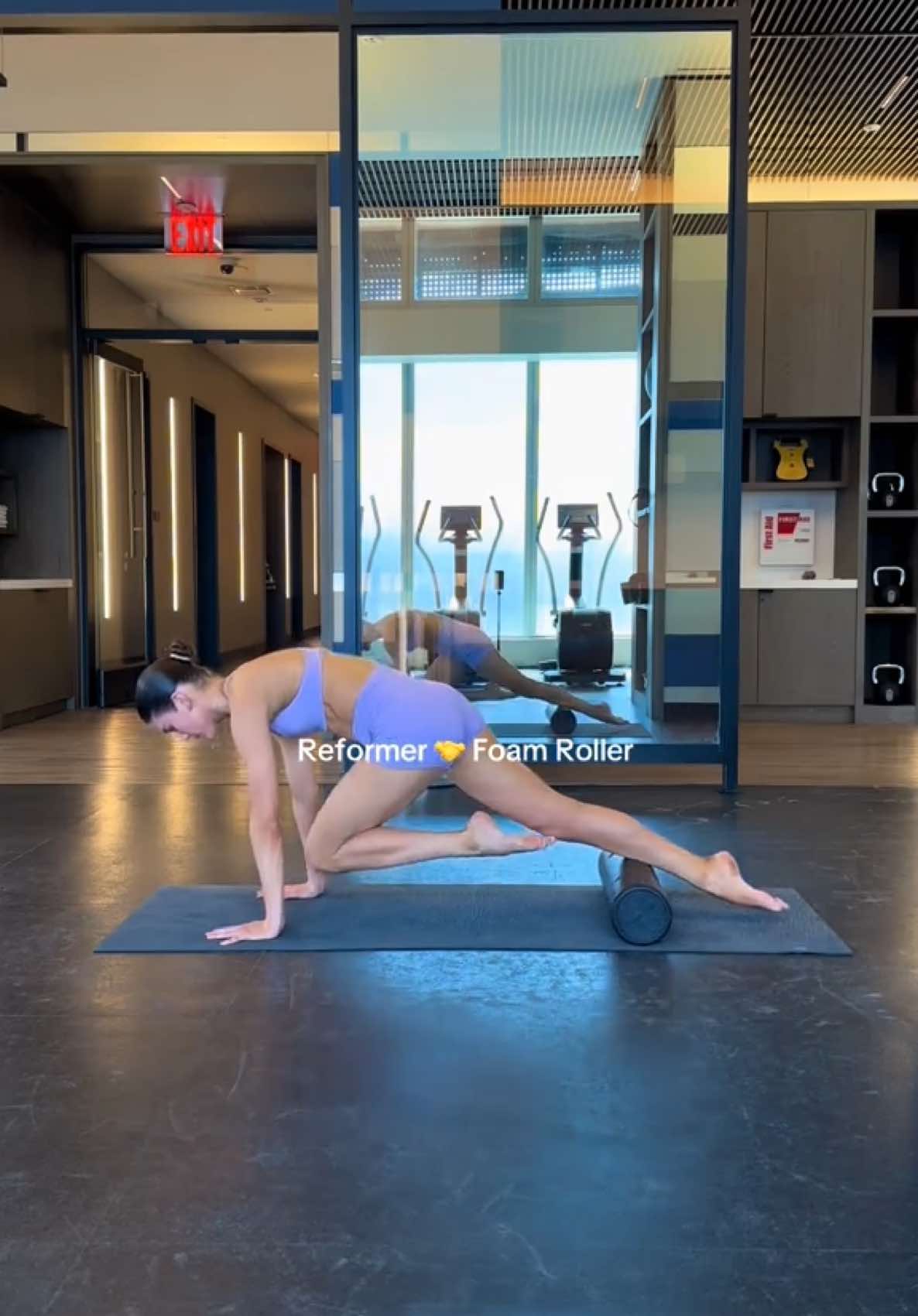 Reformer-inspired mat Pilates workouts 🤍🤸‍♂️  YouTube 🔗 in bio for full workouts every Monday #pilates #reformerpilates #pilatesworkout #pilatesinstructor #pilateslovers #foamroller 