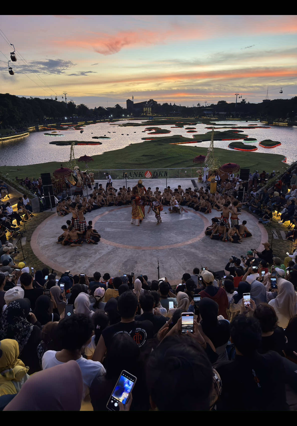 Tari Kecak di Taman Mini Indonesia Indah untuk mempringati 50 Tahun TMII #kecak #foryou #foryoupage #50thtmii #tarikecak #kecak #taribali #bali #heritage #culture #budaya @Taman Mini Indonesia Indah 