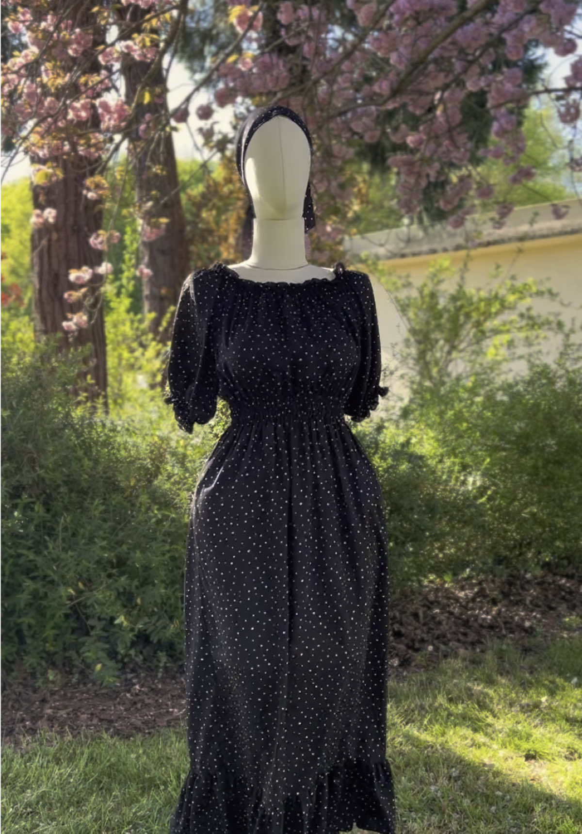 Une rose pour une rose 💗 Parce qu’on peut être mère, épouse, femme au foyer… et toujours pleinement femme. Féminine, élégante, puissante. Même entre deux lessives. Voici notre nouvelle collection de robes à petit budget. Des robes cousues à la main, pensées pour vous accompagner dans la vraie vie — avec grâce. Des coupes qui flattent, des tissus qui respirent, des détails qui parlent doucement d’amour et de beauté. Collection disponible le 22/04/2025 sur notre site alrussiya.fr in sha Allah