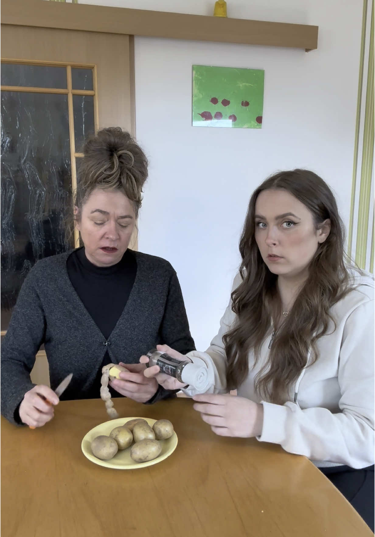 Drehen #mutter #küche #tochter #lustig 