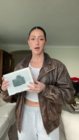 Unboxing my new @canonusa v1 camera 😭❤️  #canong7x #canon #camera #g7x #canonv1 #canonphotography #canonpowershot 