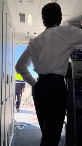 Closing the Boeing 737 MAX 8-200 L2 door in Malta 🇲🇹 (a/c reg. EI-IGI 🇮🇪) #ryanair #ryanaircabincrew #ryanaircrew #boeing #boeing737 #737max #aviation #aviationlife #cabincrew #cabincrewlife #crew #crewlife #fyp #airportlife #foryoupagе #foru #foryou #malta #malta🇲🇹 @Crewlink @Ryanair Italia 🇮🇹 @Ryanair 
