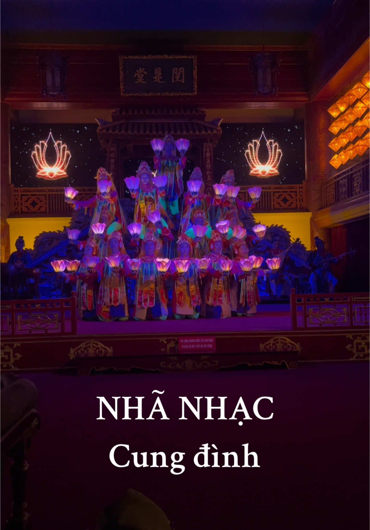 Lần đầu xem Nhã nhạc chính thống - thứ âm nhạc đạt tầm cỡ quốc gia và là Di sản phi vật thể nhân loại. Tại nhà hát cổ xưa nhất Việt Nam - Duyệt Thị Đường, gần 200 năm tồn tại. Thật ra thì có lẽ mình đã được tiếp xúc với nhã nhạc cung đình từ cấp 1 rồi, năm đó cô giáo dạy nhạc cho tụi mình hát 1 bài hát trên nền nhạc Lưu Thuỷ Kim Tiền, mà thật sự hồi đó quá bé nên không nhớ rõ. Sau này nghe giai điệu quen quen mới chợt nhận ra nhưng cũng không tài nào nhớ rồi lời bài hát đó!  Và đến giờ mới được xem tận mắt, nghe tận tai cái thú vui cung đình này!!!  Đây cũng là lần đầu được xem múa và tuồng cung đình. Cảm giác nó cao sang, nó yến tiệc mà nó chiêu đãi lắm luônggg ❤️ #hue #nhanhaccungdinhhue #duyetthiduong #disanvietnam 