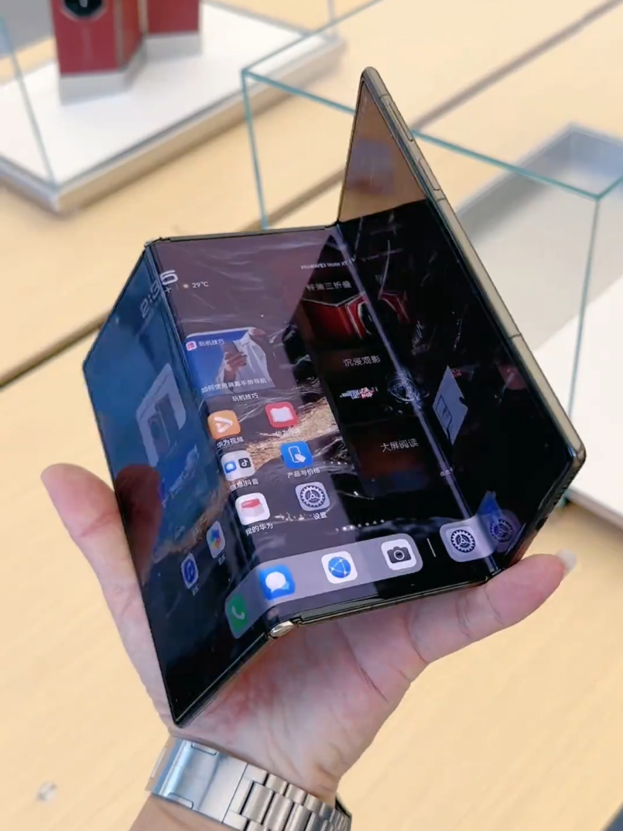 The originator of the three folds, Huawei has pioneered. This is the standard of Big Brother #Huawei Three folding mobile phone #Huawei Matext #emobiletech24 