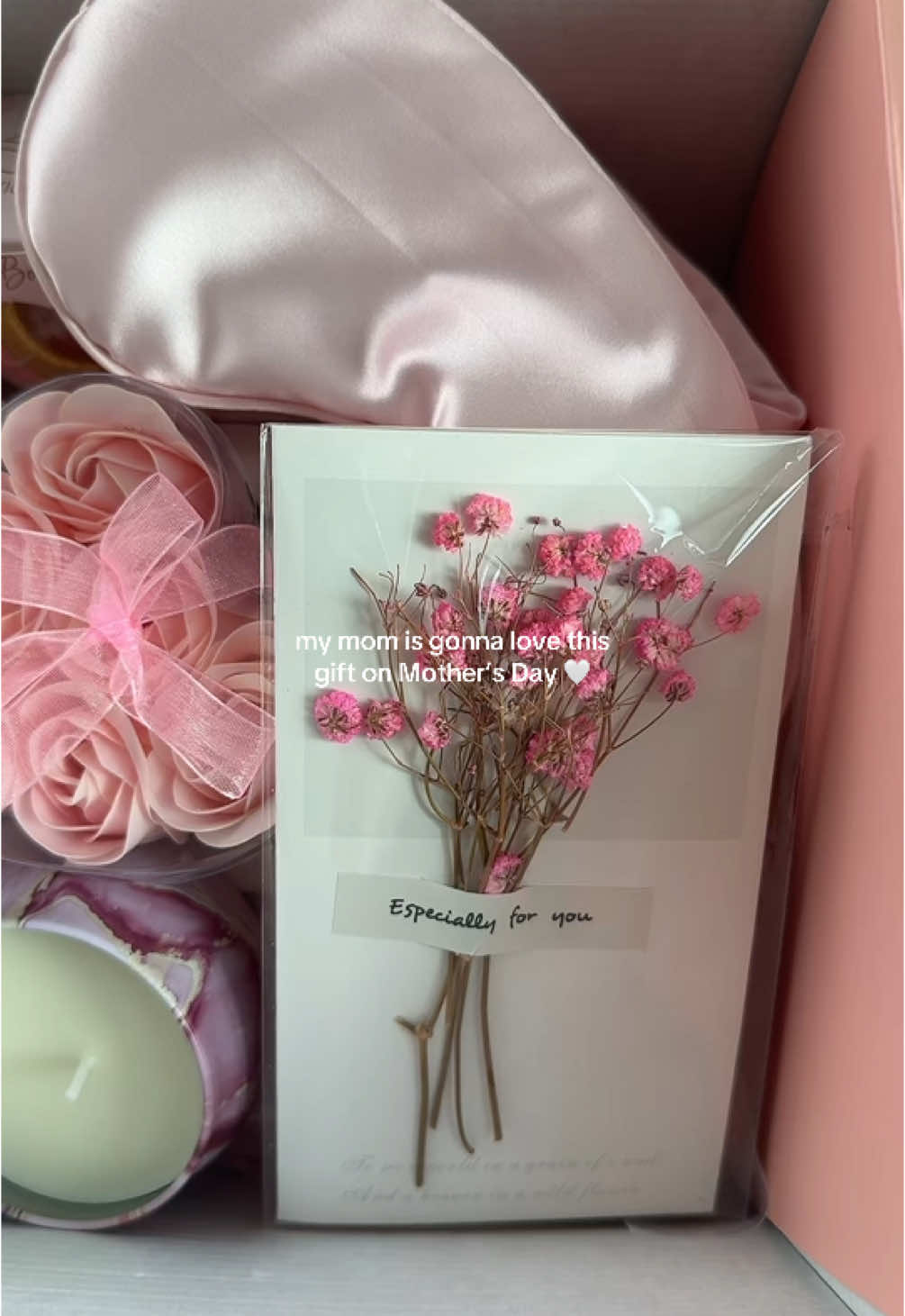 Can’t go wrong with this gift box #TikTokShop #tiktokmarketplace #tiktokmademebuyit #mothersday #mothersdaygift  #mothersdaygiftbasket #presentformom #giftsformom 