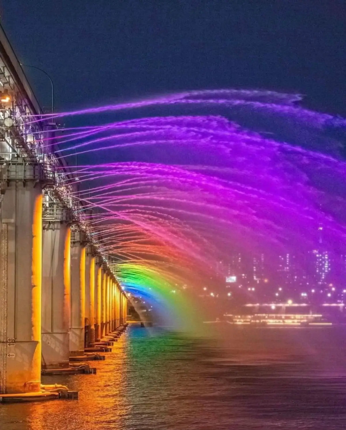 Cầu phun nước ánh sáng nổi tiếng ở Seoul bạn đã thử check in chưa? Khoe ảnh với admin nào! ⸻ 🌉 CẦU BANPO (Banpo Bridge Rainbow Fountain) (반포대교 달빛무지개분수) ⸻ Điểm đặc biệt:  • Đây là đài phun nước dài nhất thế giới gắn trên cầu, được ghi vào sách Guinness!  • Ban ngày phun nước trắng xoá – nhưng ban đêm có trình diễn ánh sáng cầu vồng cực kỳ lung linh.  • Nhạc + đèn + nước tạo nên show trình diễn siêu lãng mạn – nhất là nếu đi dạo sông Hàn buổi tối. ⸻ ⏰ Giờ biểu diễn (thường từ tháng 4 đến tháng 10): (Lưu ý có thể thay đổi theo thời tiết)  • 19:30 / 20:00 / 20:30 / 21:00 (mỗi suất khoảng 15 phút)  • Cuối tuần có thể thêm suất lúc 21:30 ⸻ 📍 Địa điểm: Banpo Hangang Park, gần ga Express Bus Terminal (Line 3, 7, 9) – ra Exit 8-1, đi bộ khoảng 10–15 phút là tới khu công viên sông Hàn phía dưới cầu. ⸻ Tips:  • Nên đến sớm để giữ chỗ ngồi đẹp bên bờ sông!  • Mang theo thảm picnic, đồ ăn nhẹ là chill hết sẩy!  • Rất thích hợp đi cùng bạn bè, người yêu hoặc gia đình nhé! ⸻ 🌸 Hy vọng gợi ý trên sẽ giúp bạn có một chuyến đi thật thú vị và đáng nhớ tại Hàn Quốc vào mùa xuân này! ✨🇰🇷