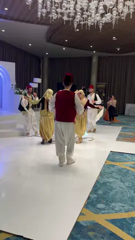 Un moment d’exception partagé lors d’un mariage somptueux au Sheraton d’Alger avant-hier ! Notre troupe a eu l’immense plaisir d’ouvrir la soirée avec une danse algéroise pleine de passion, de rythme et d’élégance. Merci aux mariés pour leur confiance et à tous les invités pour leur énergie incroyable ! Place à la fête, à la tradition… et à la magie algérienne ! #DanseAlgéroise #MariageAlgerien #SheratonAlger #ArtEtTradition #FiertéAlgéroise 