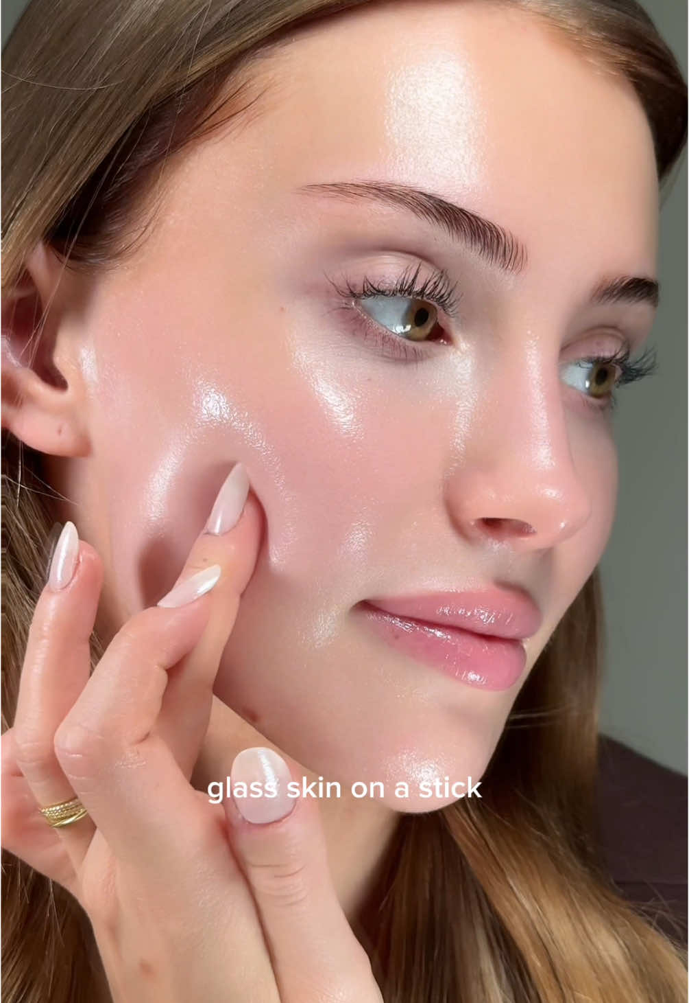 PDRN on the go 🤍 instant glow and hydration that’s easy to take with you ✨ @VT Cosmetics US ad PDRN stick balm #Vtcosmetics #Multibalm #Pdrnstickbalm #Wrinklebalm #Pdrn #Veganpdrn #Ginseng #Antiaging #Wrinklecare #Glassskin #Glassskinroutine #Glowyskin #GlowUp #Salmondna